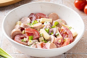 Салат с сосисками сыром и помидорами