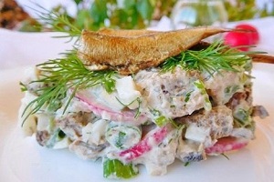 Салат со шпротами и яйцами