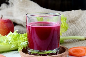 Свекольно-морковный сок с яблоком и сельдереем