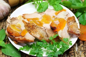 Свиная корейка с курагой и чесноком