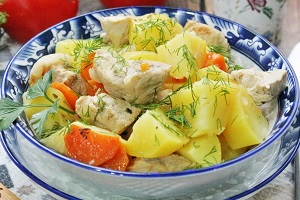 Картошка со свининой тушенная в кастрюле