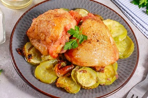 Куриные бедра с кабачками в духовке
