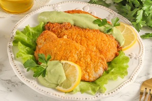 Мясо с авокадо на сковороде