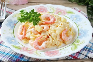 Салат из ананасов с чесноком и сыром