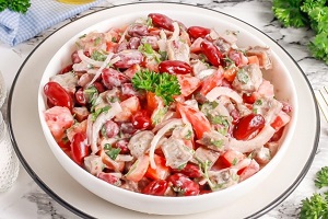 Салат из говядины и консервированной красной фасоли