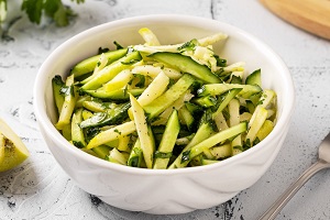 Салат из яблок и огурцов