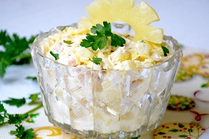 Салат Куриная грудка с ананасами