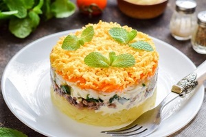 Салат Мимоза с ананасами