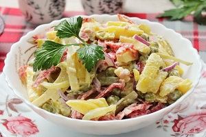 Салат Охотничий с колбасой и картофелем