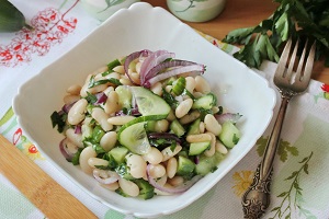 Салат с фасолью и огурцами