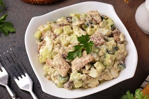 Салат с консервированной сайрой огурцом и яйцом