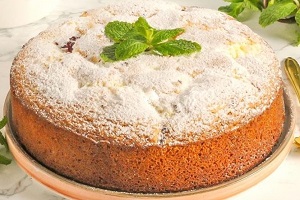 Шарлотка с творогом и вишней