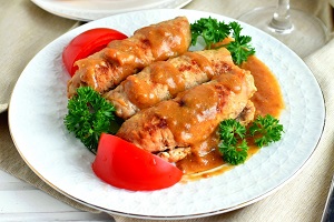 Свиные рулетики с яблоком