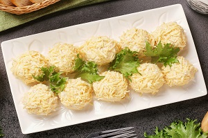 Сырные шарики с ананасом
