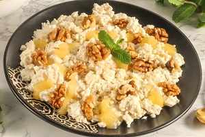 Творог с орехами и медом