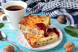 Творожная запеканка с изюмом и грецкими орехами