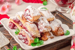 Творожные рогалики с вишней