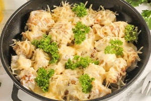 Жареные пельмени со сметаной и сыром