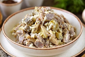 Бюджетный салат с куриными желудками и жареными грибами