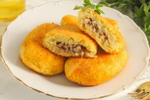 Картофельные биточки с луком и шпротами