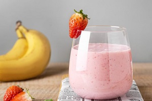 Коктейль из банана и клубники с йогуртом