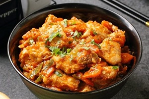 Курица тушеная в кисло-сладком соусе с болгарским перцем