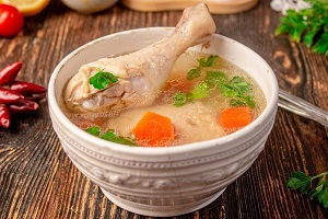 Легкий куриный бульон с морковью и луком