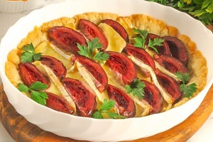 Пирог с камамбером и пряной сливой