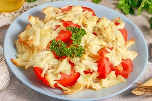 Помидоры запечённые с сыром сулугуни и чесноком