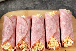 Рулетики из ветчины с сыром и корейской морковью