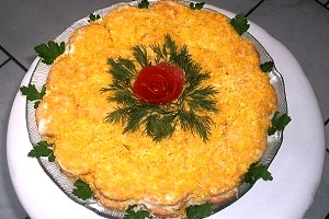 Рыбный салат с крекерами
