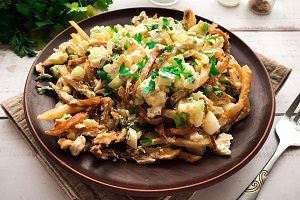 Салат с картошкой фри и курицей