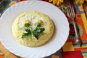 Салат с консервированной горбушей и грибами