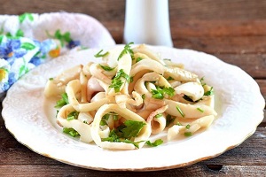 Салат с обжаренными кальмарами