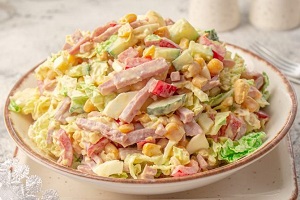 Салат с пекинской капустой кукурузой и ветчиной