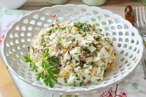 Салат с рыбными консервами и кукурузой