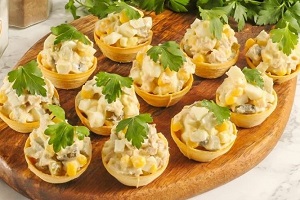 Салат с тунцом и кукурузой в тарталетках