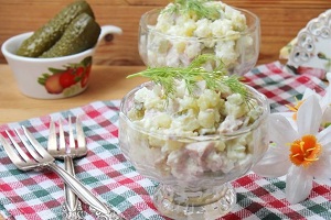 Салат со свининой и солеными огурцами