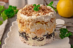 Слоеный салат с курицей черносливом яблоком и орехами