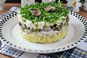 Слоеный салат с курицей и картофелем