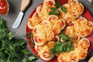 Сосиски в тесте По-новому с кетчупом и сыром