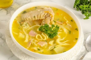 Суп с курицей лапшой пшеном и беконом