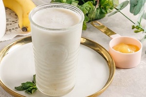 Горячий молочный напиток с бананом и медом