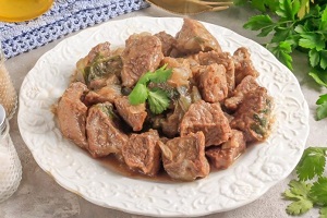 Говядина тушеная с кинзой