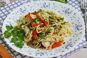 Яичная лапша с кисло-сладким соусом