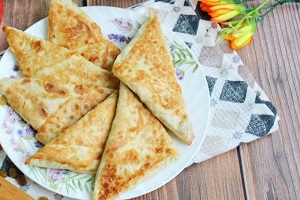 Конвертики из лаваша с яблоками изюмом и творогом