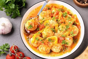 Куриные фрикадельки в томатном соусе