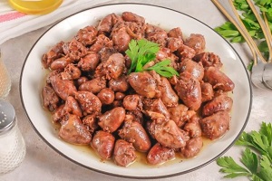 Куриные сердечки в красном вине