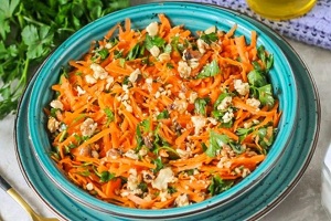 Морковный салат с орехами и петрушкой