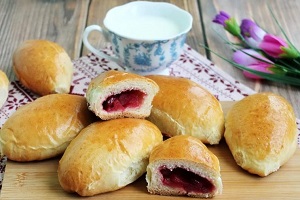 Пирожки с яблоками и вишней